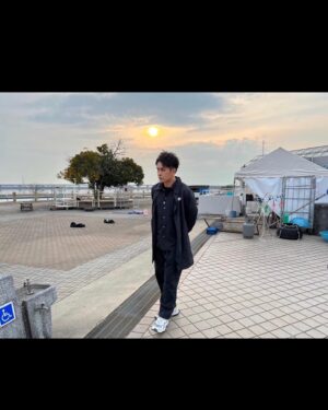 Kazuki Kitamura Instagram - 54歳を迎えて4日目の北村です。
8月3日よりNetflixにて「ゾン100」が全世界で配信されます。
気軽に楽しめる作品です、ぜひご覧ください！

#ゾン100 
#zom100 
#netflix