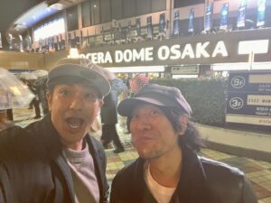 Kazuki Kitamura Instagram - いよりと2人で大阪ライブ弾丸ツアー！最高だった！
back number は来年3月ここでやるらしい😳凄い！
とにかく大阪満喫した！
#mama #大阪#backnumber