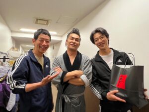 Kazuki Kitamura Instagram - 下のシアタードラマシティから堤さんと野間口君が楽屋に遊びに来てくれました。上と下で繋がってんだなぁ😳1時間15分の芝居らしいです。まさか終わってから野球観に行ったりしませんよね堤さん？王様と私も明日大千穐楽。