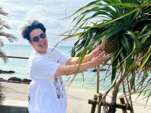 Kazuki Kitamura Instagram - パイナップル触ったら
風が吹いて
俺の頭もパイナップル🍍
撮影中、沖縄にて。