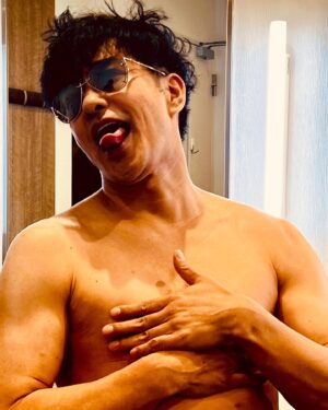 Kazuki Kitamura Instagram - フィッテング中、衣装が決まらないからのギャー❗️
全身、赤に決まりました👍