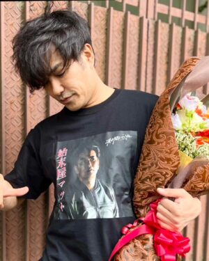 Kazuki Kitamura Instagram - #波よ聞いてくれ　アップしましたー
花束と一緒に始末屋マットのTシャツもらいました❗️
マットってわかりますか？
一話に登場していた、
なかなかカオスな役です。
カオス過ぎて何の役なのか俺自身が
まだわかってないかも😳😳😳
このドラマぶっ飛ばしてますー❗️❗️👍