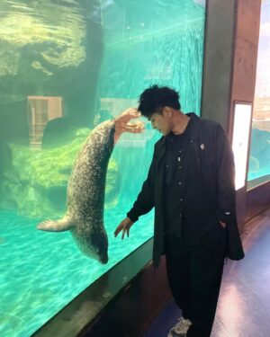 Kazuki Kitamura Instagram - 54歳を迎えて4日目の北村です。
8月3日よりNetflixにて「ゾン100」が全世界で配信されます。
気軽に楽しめる作品です、ぜひご覧ください！

#ゾン100 
#zom100 
#netflix