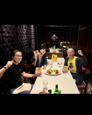 Kazuki Kitamura Instagram - なんだこりゃ！びっくり！
ゴーゴーカレーの宮森さんからのサプライズ😳そして古郡さん、今日はいないけど山本さんいつも楽しい食事会ありがとうございます！急な展開で一足早く誕生日会になりました。ありがとうございます！明日からは５５歳😳
