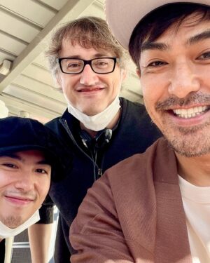 Kazuki Kitamura Instagram - 6年前にサンフランシスコで撮影した”Man from Reno”という作品の監督でもあり友人のDaveが来日してるという事でスタジオで嬉しい再会👍かっくんも一緒に記念撮影！