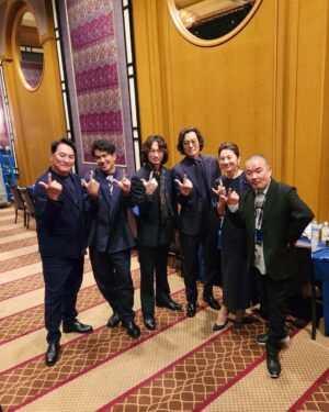 Kazuki Kitamura Instagram - 昨日六本木にて舞台挨拶があり、久しぶりに大根監督はじめ皆さまにお会いしました。皆さま渋い大人だなぁー。
Netflix作品「地面師たち」7月25日より配信です。かなり面白い骨太な大人の作品です。お楽しみに！

#地面師たち 
#netflix