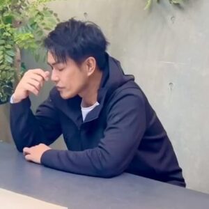 Kazuki Kitamura Instagram - ゴルフウェアの撮影。女性スタッフの黄色い声に思わずニヤけるおっさん😳
久しぶりにゴルフ行きたくなる。ちゃんと練習して上手くなりたいもんだ。
#descente 
#descentegolf