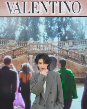 Kazuto Mokudai Instagram - VALENTINO BEAUTY
GREEN STRAVAGANZA

@valentino.beauty 

VALENTINO新作クッションファンデーション＆フレグランスを試してきました。
これからの春夏シーズンに活躍する
魅力的な香りで
僕は“ドンナ”の香りが好みでした　
大切な人のギフトや自分のご褒美に是非🍀

#PR 
#杢代和人 
#ValentinoBeauty 
#GreenStravaganza