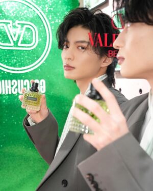 Kazuto Mokudai Instagram - VALENTINO BEAUTY
GREEN STRAVAGANZA

@valentino.beauty 

VALENTINO新作クッションファンデーション＆フレグランスを試してきました。
これからの春夏シーズンに活躍する
魅力的な香りで
僕は“ドンナ”の香りが好みでした　
大切な人のギフトや自分のご褒美に是非🍀

#PR 
#杢代和人 
#ValentinoBeauty 
#GreenStravaganza