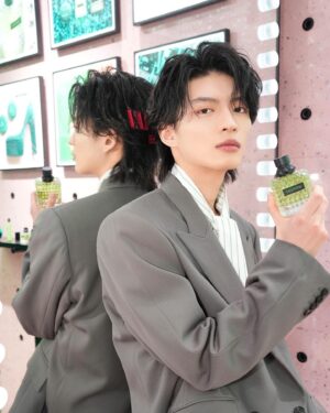 Kazuto Mokudai Instagram - VALENTINO BEAUTY
GREEN STRAVAGANZA

@valentino.beauty 

VALENTINO新作クッションファンデーション＆フレグランスを試してきました。
これからの春夏シーズンに活躍する
魅力的な香りで
僕は“ドンナ”の香りが好みでした　
大切な人のギフトや自分のご褒美に是非🍀

#PR 
#杢代和人 
#ValentinoBeauty 
#GreenStravaganza