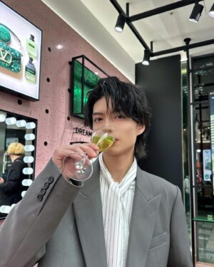 Kazuto Mokudai Instagram - VALENTINO BEAUTY
GREEN STRAVAGANZA

@valentino.beauty 

VALENTINO新作クッションファンデーション＆フレグランスを試してきました。
これからの春夏シーズンに活躍する
魅力的な香りで
僕は“ドンナ”の香りが好みでした　
大切な人のギフトや自分のご褒美に是非🍀

#PR 
#杢代和人 
#ValentinoBeauty 
#GreenStravaganza