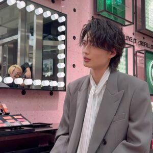 Kazuto Mokudai Instagram - VALENTINO BEAUTY
GREEN STRAVAGANZA

@valentino.beauty 

VALENTINO新作クッションファンデーション＆フレグランスを試してきました。
これからの春夏シーズンに活躍する
魅力的な香りで
僕は“ドンナ”の香りが好みでした　
大切な人のギフトや自分のご褒美に是非🍀

#PR 
#杢代和人 
#ValentinoBeauty 
#GreenStravaganza