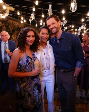 Kearran Giovanni Instagram - Def got some cool mom points for this one 😉 Nice to jump in with this down to earth group. Feels like I’m right at home. @thecwwalker @thecw @jaredpadalecki #keeone @jlpierre @cobybellagram @kaleculleyofficial @odetteannable @reyesashleyreyes @molly7hagan @mitchpileggi @violet_brinson @awfricke
