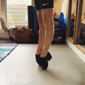 Keenan Kampa Instagram - Sneak biscuits👟🥐 (*tendancy is to sink down into your biscuits and knees.. I always have to think about pulling my knees up instead of locking back into hyperextension)