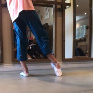 Keenan Kampa Instagram - Inner thigh inner arch isolations biscuit mornings