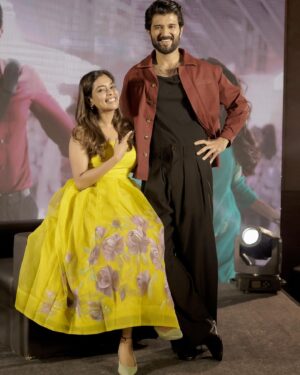 Keerthi shanthanu Instagram - Wen the rowdy becomes a family star 🤩❤️‍🔥
A charming, humble @thedeverakonda always a pleasure interacting with him 😍
Lookin fwd to our biriyani session 🥰😄

Thanx for the super cute pics @camerasenthil anna 
@ikjerry6 🥰
This cute outfit creation by @malarvikram_pret @malarvikrambridalcouture 💛
Pic re-touch - @retouch_by_arun 

#vijaydevarakonda #kiki #interview #interaction #familystar #pressmeet #happyme