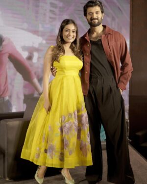 Keerthi shanthanu Instagram - Wen the rowdy becomes a family star 🤩❤️‍🔥
A charming, humble @thedeverakonda always a pleasure interacting with him 😍
Lookin fwd to our biriyani session 🥰😄

Thanx for the super cute pics @camerasenthil anna 
@ikjerry6 🥰
This cute outfit creation by @malarvikram_pret @malarvikrambridalcouture 💛
Pic re-touch - @retouch_by_arun 

#vijaydevarakonda #kiki #interview #interaction #familystar #pressmeet #happyme