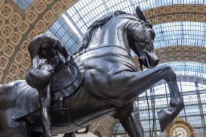 Kehinde Wiley Instagram - Kehinde Wiley: An Archaeology of Silence is now on view through January 8 in the nave of @museeorsay thanks to the generous support of @aforsay and  @galerietemplon.