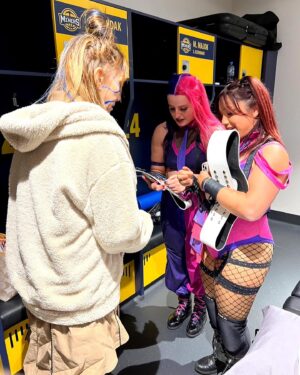 Keiko Nakano Instagram - 手作りのブレスレットをもらいました🤗このお二人のタイトル戦のプレゼンターを勤めました。試合と盛り上げ方、とても面白い、まだまだ良いレスラーたくさんいるね👍