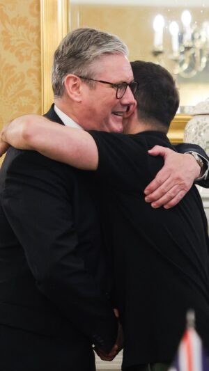 Keir Starmer Instagram - We will always stand side by side, to put an end to Russia’s illegal invasion 🇬🇧🇺🇦

Ми завжди будемо стояти пліч-о-пліч, щоб покласти край незаконному вторгненню Росії 🇺🇦🇬🇧