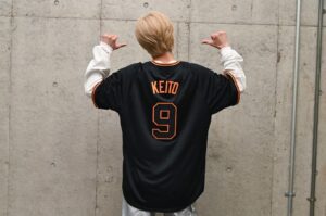 Keito Kimura Instagram - ジャビットくんと📷

今日はファーストピッチング
生中継、パフォーマンスと
色々な経験をさせていただきました😭

野球って最高ですね😭⚾️

終始試合を観てアツくなってました🔥
