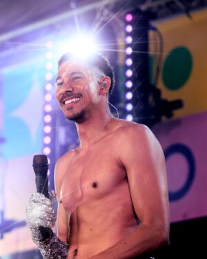 Keiynan Lonsdale Instagram - FIRST LONDON PRIDE 🥹🫂🏳️‍🌈✨🍾🩵🔥

📸 @courtneynp 
Styled by @ugomozie 
Nails @dahouseofphalanges 
🎶 @nikosonthekeys @mattxirofioravanti

[See you for the headline show in 6ix days🪞🐲]