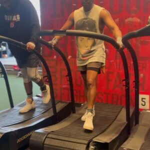 Kel Mitchell Instagram - When you stuck in traffic and your pre workout kicks in! 🤪💪🏾 you sing a song about Cardio! 🏃🏾 💨 

🥊 Did two straight hours of boxing and cardio with homies at @gloveworx shoutout to @irvinglambert__ @kingbach @splack for the invite! 💯 #fitfriends 

💍 I love when @therealasialee flex her muscles she so fit and sexy! 😍 

🤩 getting some fun playground cardio in with the kiddos. …
#cardio #fitfamily #kelmitchell #asialeemitchell #eventmommyasia #asialee #boxingtraining #gloveworx