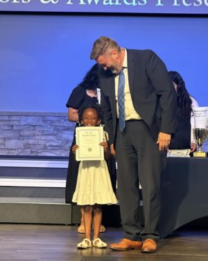 Kel Mitchell Instagram - So proud of my smart baby girl! Wisdom received  A’s  and  B’s all year long on her report cards and stayed on the Honor Roll! She received an award 🥇 for outstanding academics! So proud! 🥹 let’s go Wizzy!! Congratulations you crushed first grade!! Love you so much! It’s party time! 🥳 #kelmitchell #asialeemitchell #wisdommitchell #straightastudent #honorroll