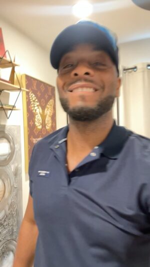 Kel Mitchell Instagram - #happysunday The real reason why I be almost running late to church. I start thinking about the blessings and what God brought me through this week and I start dancing. See yall soon at @myspiritfood let’s praise his holy name. #pastorkel #spiritfoodchristiancenter #pastorkelmitchell #sundayfunday