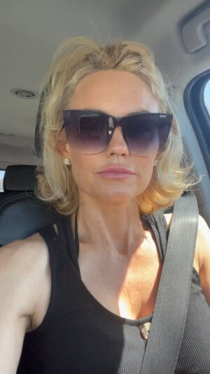 Kelly Carlson Instagram - Keep relearning your face through the lense!