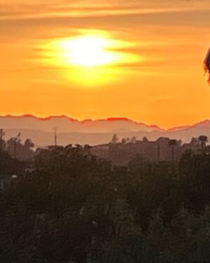 Kelly Carlson Instagram - Beautiful CA sunset in SD. Finally no rain, everyone is saying. Though, that’s all we complain about is no rain 🤷🏼‍♀️😂🙄 💅