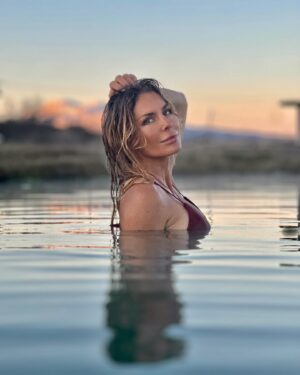 Kelly Greyson Instagram - Sunsets, Sulphur Springs,  soft shadows, stillness and @seadelle_ @seadelle_resortwear 

…simple soul satisfaction 🤩🥰💖😇