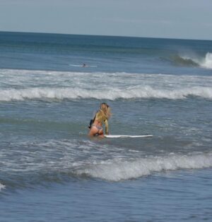 Kelly Greyson Instagram - Surfing #CR 🇨🇷 

I am such a beginner 🙃 #FutureAmazingSurfer 
but just did my first day on a “real board” 🤣🙌 (my limited experience has been on a soft top)
It was sooo fun 🤩 and I rode the first wave I tried 🥰🎊… 

Thank you @voltsurfwear for a swimsuit! I don’t have to swim for every time I get thrashed by a wave 🤣 
….annnnddd it was a super cool surprise 🤩to come back to the beach and meet a photographer who had been taking pics! 🙌😇So Fun to see what I looked like out there 🤣

Thank you @juancruzzzl 

Board @surfcycled