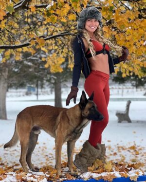 Kelly Greyson Instagram - Seasons changes 🍁❄️
@seadelle_ 
(Need to add some more warm weather gear to my tiny travel back pack ) 🥶🤣
📸@dannynealproductions 🤩
🐶@rocky.dnp
