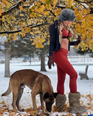Kelly Greyson Instagram - Seasons changes 🍁❄️
@seadelle_ 
(Need to add some more warm weather gear to my tiny travel back pack ) 🥶🤣
📸@dannynealproductions 🤩
🐶@rocky.dnp
