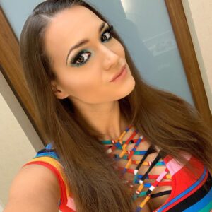 Kelly Klein Instagram - “Try to be a rainbow in someone’s cloud.” ~Maya Angelou
.
.
.
.
.
It’s always a choice. What has someone done to be a rainbow for YOU? 
Please share below 😉👇🏼👇🏼👇🏼
#mayaangelouquotes #enjoyingthemoment #eyemakeupideas #eyemakeuplook #colorfuleyeshadow #colorfulmakeup #rainbowmakeup #rainbowquote #upliftingquotes #upliftingwomen #bigsmiles #poetryforthesoul #empoweryourself #empowerothers #makeupbyme💄 #longhairgirl #messybuns #bekindalways #motivationalwords #motivationalwomen #browneyedgirl #browneyedgirls