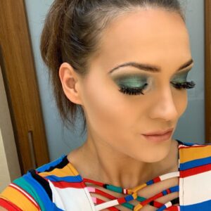 Kelly Klein Instagram - “Try to be a rainbow in someone’s cloud.” ~Maya Angelou
.
.
.
.
.
It’s always a choice. What has someone done to be a rainbow for YOU? 
Please share below 😉👇🏼👇🏼👇🏼
#mayaangelouquotes #enjoyingthemoment #eyemakeupideas #eyemakeuplook #colorfuleyeshadow #colorfulmakeup #rainbowmakeup #rainbowquote #upliftingquotes #upliftingwomen #bigsmiles #poetryforthesoul #empoweryourself #empowerothers #makeupbyme💄 #longhairgirl #messybuns #bekindalways #motivationalwords #motivationalwomen #browneyedgirl #browneyedgirls