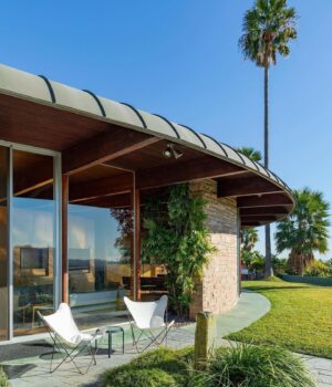 Kelly Lynch Instagram - * UPDATE *  We are sold out! But there’s still hope! Get on the waitlist @usmodernist - link in bio 👆

It’s a party! 

Join me and my husband, fellow architectural preservationist, Mitch Glazer for a very special cocktail party at our iconic John Lautner designed Harvey House (1950) to benefit amazing @usmodernist on Saturday, April 22, 5-8 PM.

We purchased the home in 1998 and have been carefully restoring it with the help of Lautner principal Helena Arahuete. It is now proudly on the National Register of Historic Places. 

Along with a guided VIP tour by yours truly, our guests will enjoy appetizers and signature cocktails provided by Vermont Spirits while being entertained by jazz vocalist Staci Griesbach and her band. Hit my link in bio for tickets and more information about this special Lautner Weekend which also includes tours of Lautner’s fabulous Silvertop on Sunday, April 23.

#usmodernist 
#modernism 
#johnlautner 
#johnlautnerhouse 
#losangeles 
#architecture 
#architecturetour
#modernistarchitecture 
#midcenturymodern 
#organicarchitecture 
#homedesign #interiors 
#historicpreservation 
#restoration #historiclandmark #kellylynch #mitchglazer
#theharveyhouse 

📸 Photos:
@saraessexbradley 
@toddeberle 
@amydickerson_photographs