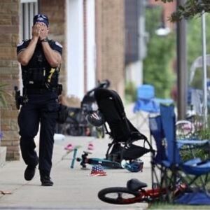 Kelly Lynch Instagram - Today at least six people were killed and dozens were wounded after a gunman in “sniper position” on top of a building opened fire on the Highland Park Fourth of July parade in Illinois. He is described as being white, 18-20 years-old, and having a “high powered rifle.” Images of parade-goers stampeding away from gunfire, walking through other people’s blood, and sobbing as they looked for their loved ones underscore the horrific and logical outcome of a nation awash in too many guns and too few gun laws. 

This isn’t freedom; it’s terrorism. Don’t look away. 

Text ACT to 644-33. 

#repost @shannonrwatts 
@porcupinecheeks2.0 
📸@chicagotribune