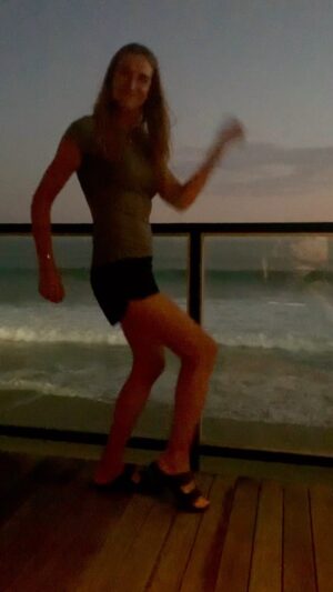 Kelly Lynch Instagram - With a drought, triple digits in LA, a full moon rising, a Hurricane off the coast and Mercury in retrograde thought I’d head to Malibu and try a rain dance. Don’t judge me… 💃🤪🙏

🎥 #mitchglazer 🖤
🏠 @hunthouse_malibu 

#lorez #hurricane #fullmoon #mercuryretrograde #heatwave #drought #wtf #LA