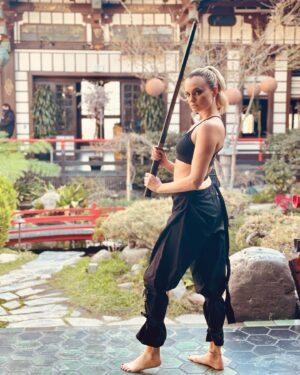 Kelly Pantaleoni Instagram - Back on my bad bitch shit ⚔️ 

#projectX #martialartist #kendo #swordplay #iconic #yamashiro #hollywoodhills #ninja #movieset