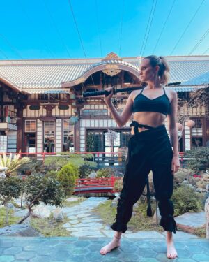 Kelly Pantaleoni Instagram - Back on my bad bitch shit ⚔️ 

#projectX #martialartist #kendo #swordplay #iconic #yamashiro #hollywoodhills #ninja #movieset