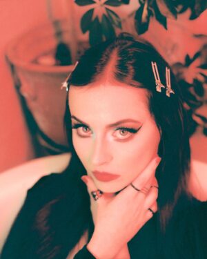 Kelly Thornton Instagram - A little more bite… ✍🏻🤔

📸 @louis_osullivan 
💄 @robertrmakeup 

#SpotMyThumbThatDislocates #Magick #BTS #MusicVideo