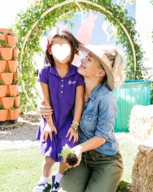 Kelsey Crane Instagram - Beyond grateful to hold my baby in the sunshine with dirt under our fingernails ☀️ Keeping the light on and life growing 🌱 ⁣
⁣
Photos by the incredible @catherinekangphoto 📸 ⁣
⁣
#schoolgarden #schoolgardens