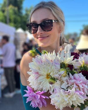 Kelsey Crane Instagram - Shop Farmers’ Markets 🪻🌼🌸 Support our Farmers 🌱 #EatOrganic #EatLocal #SupportOurFarmers & #Farmworkers