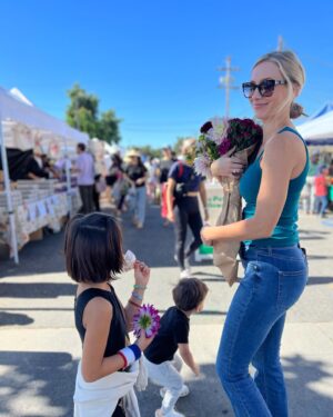 Kelsey Crane Instagram - Shop Farmers’ Markets 🪻🌼🌸 Support our Farmers 🌱 #EatOrganic #EatLocal #SupportOurFarmers & #Farmworkers