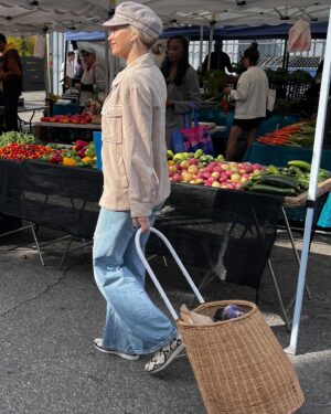 Kelsey Crane Instagram - Rolling into the week feeling farmers’ market fresh #shoplocal #shoporganic #supportfarmers