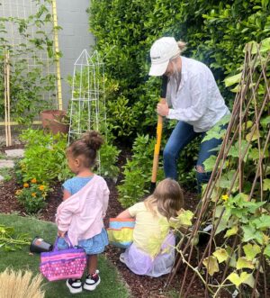 Kelsey Crane Instagram - This is the future 💚✨💚 ⁣
⁣
#gardening #schoolgarden #growyourownfood #permaculture #kidgarden #kidgardeners #garden