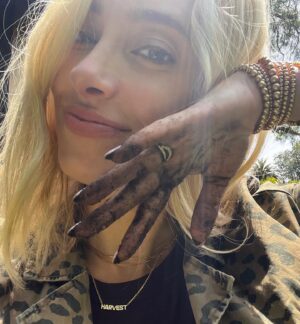 Kelsey Crane Instagram - Get dirty 🪱🌱🌎🌞🌈 So grateful to reconnected to nature 🌳 Makes my heart happy 💚 ⁣
⁣
Sharing some more garden experiments 🔜 ⁣
⁣
#permaculture #gardening #regenerativegardening #victorygarden #harvest #suburbangarden #suburbangardening