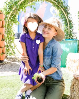 Kelsey Crane Instagram - Beyond grateful to hold my baby in the sunshine with dirt under our fingernails ☀️ Keeping the light on and life growing 🌱 ⁣
⁣
Photos by the incredible @catherinekangphoto 📸 ⁣
⁣
#schoolgarden #schoolgardens